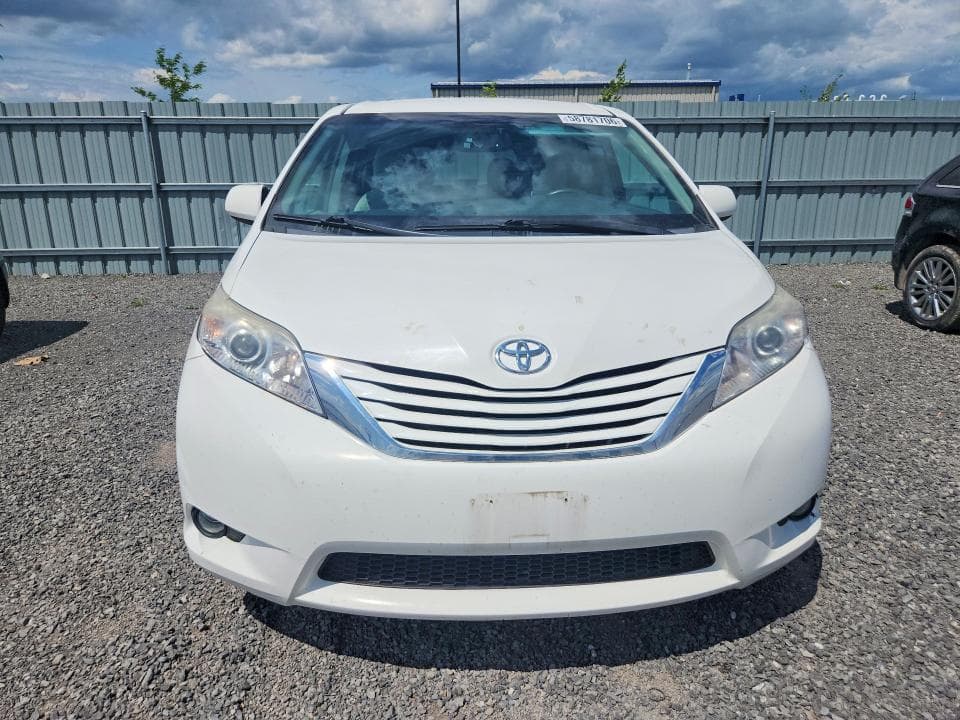 2017 TOYOTA SIENNA LE 5
