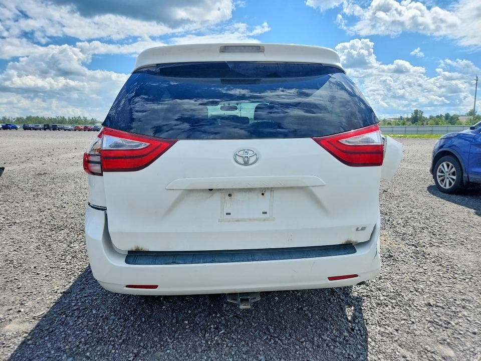 2017 TOYOTA SIENNA LE 6