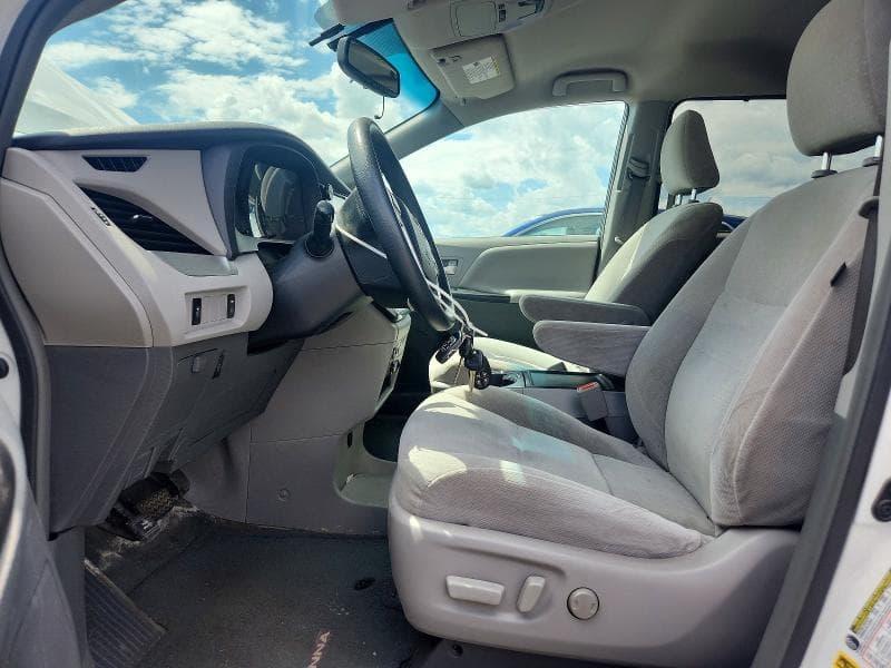 2017 TOYOTA SIENNA LE 7