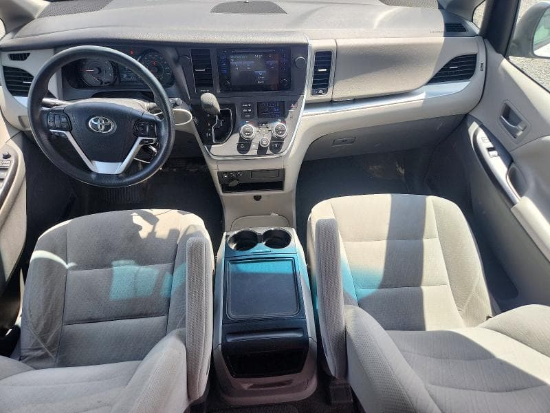 2017 TOYOTA SIENNA LE 8