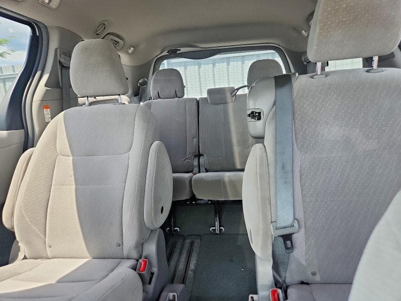 2017 TOYOTA SIENNA LE 10