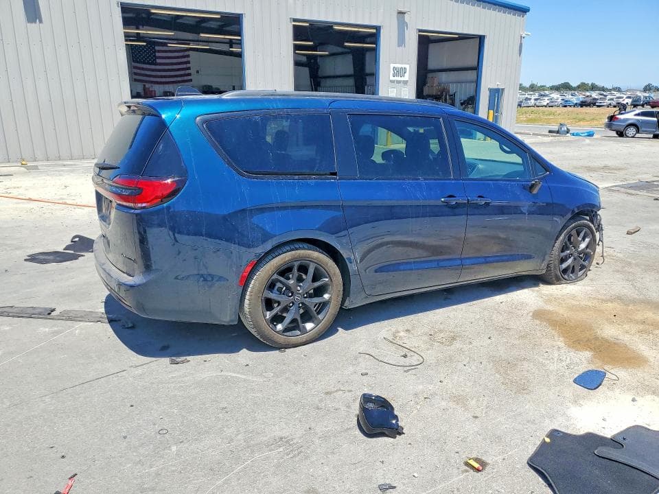 2025 CHRYSLER PACIFICA LIMITED 3