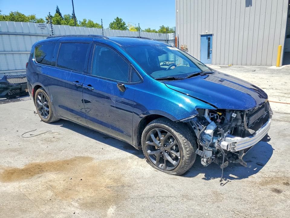 2025 CHRYSLER PACIFICA LIMITED 4