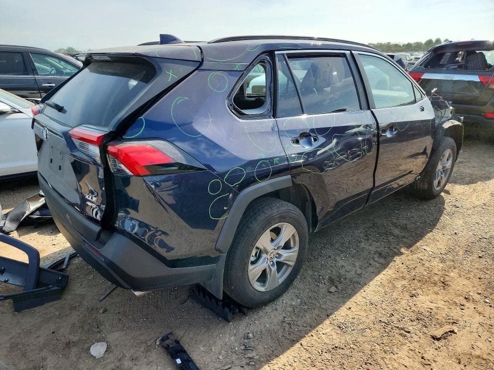 2025 TOYOTA RAV4 XLE 3