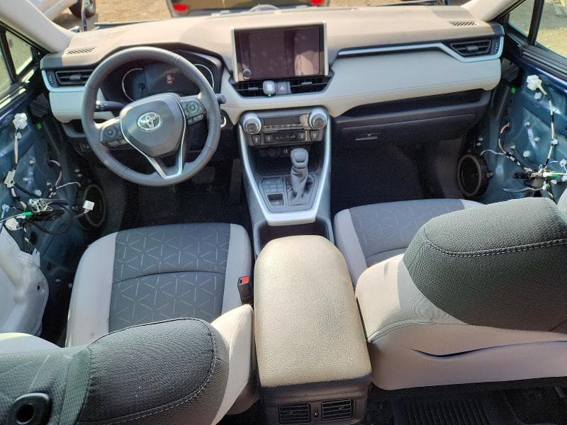 2025 TOYOTA RAV4 XLE 8