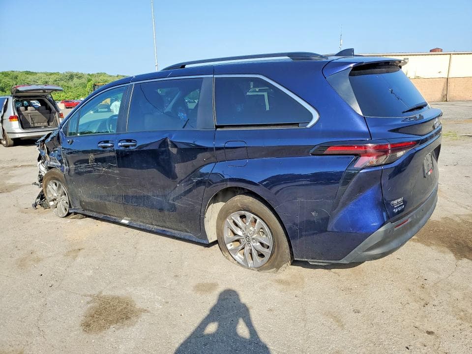 2025 TOYOTA SIENNA XLE 8-PASSENGER 2