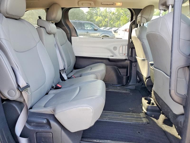 2025 TOYOTA SIENNA XLE 8-PASSENGER 11
