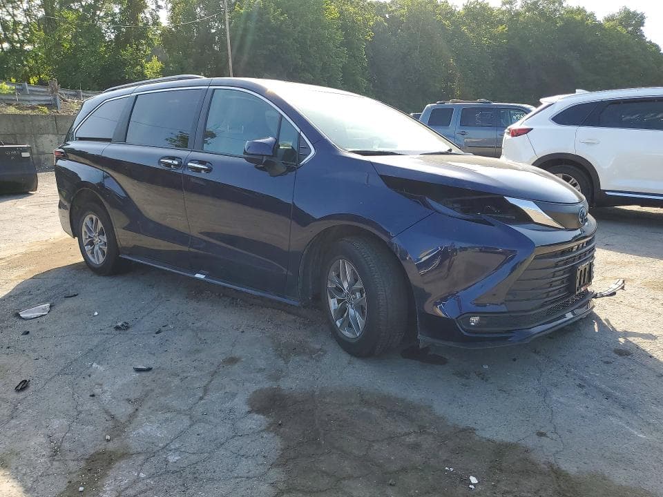 2025 TOYOTA SIENNA XLE 8-PASSENGER 4