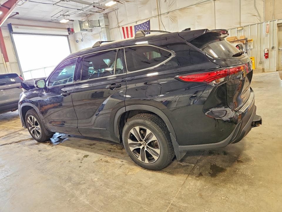 2022 TOYOTA HIGHLANDER XLE 2