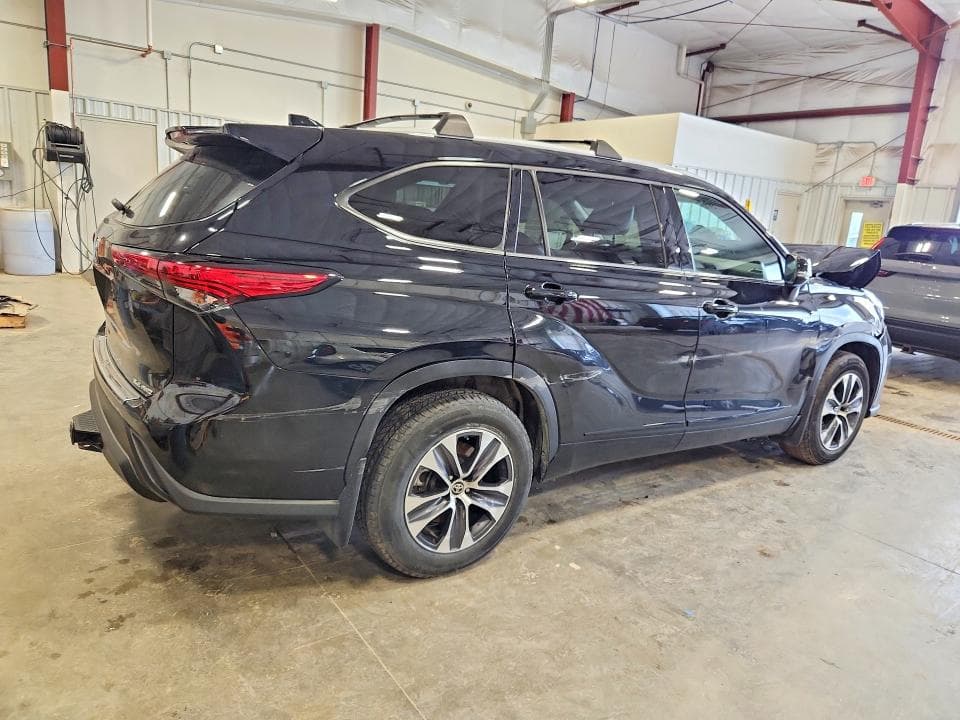 2022 TOYOTA HIGHLANDER XLE 3