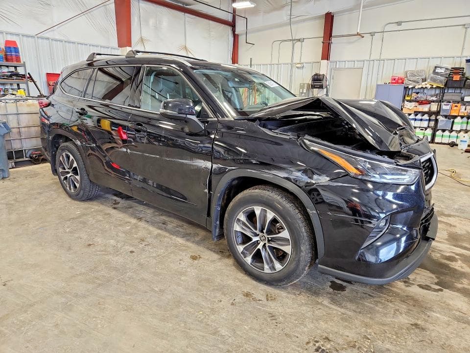 2022 TOYOTA HIGHLANDER XLE 4