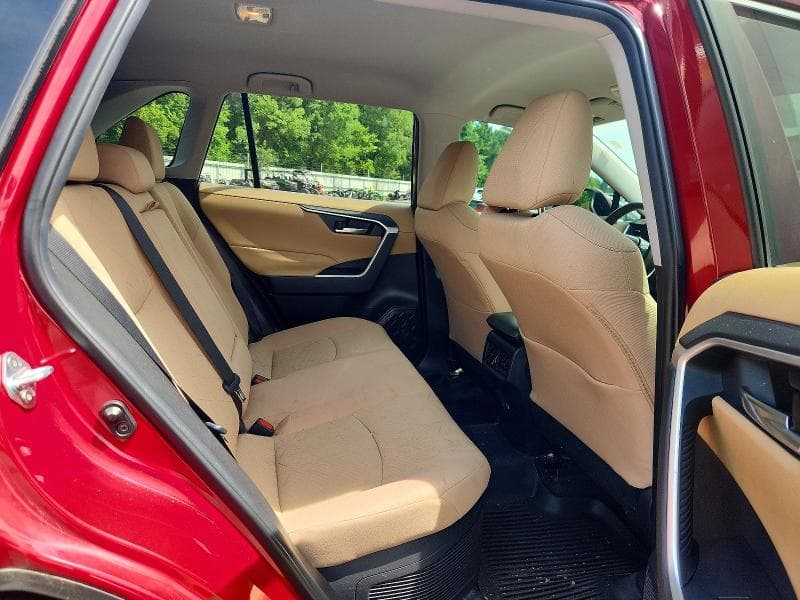 2021 TOYOTA RAV4 XLE 11