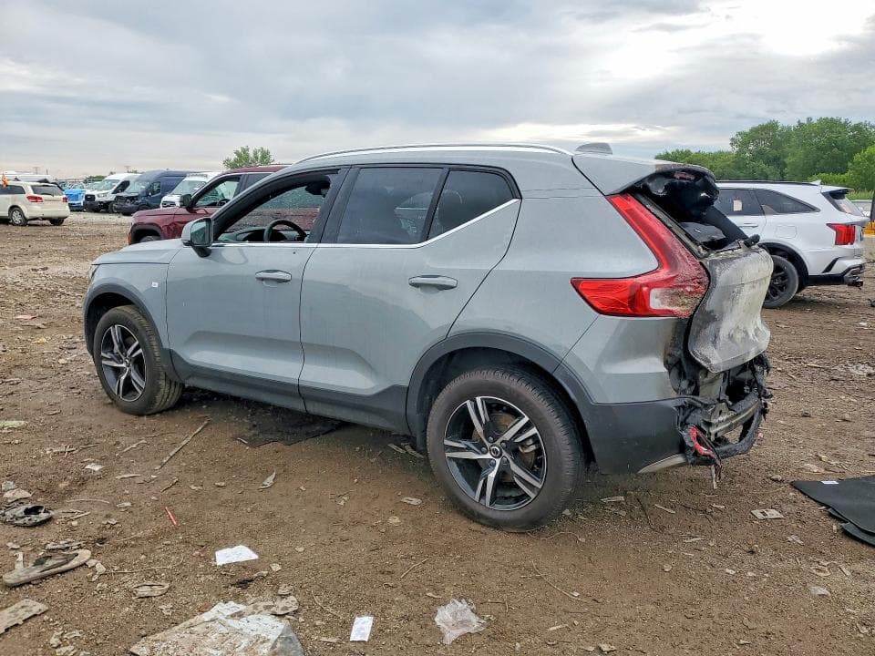 2025 VOLVO XC40 CORE 2