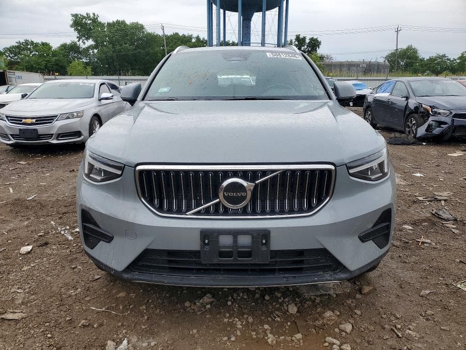 2025 VOLVO XC40 CORE 5