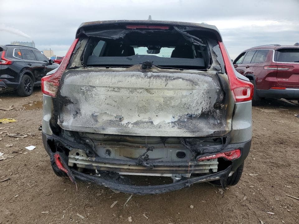 2025 VOLVO XC40 CORE 6