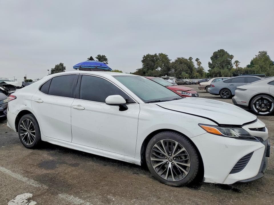 2020 TOYOTA CAMRY SE 4