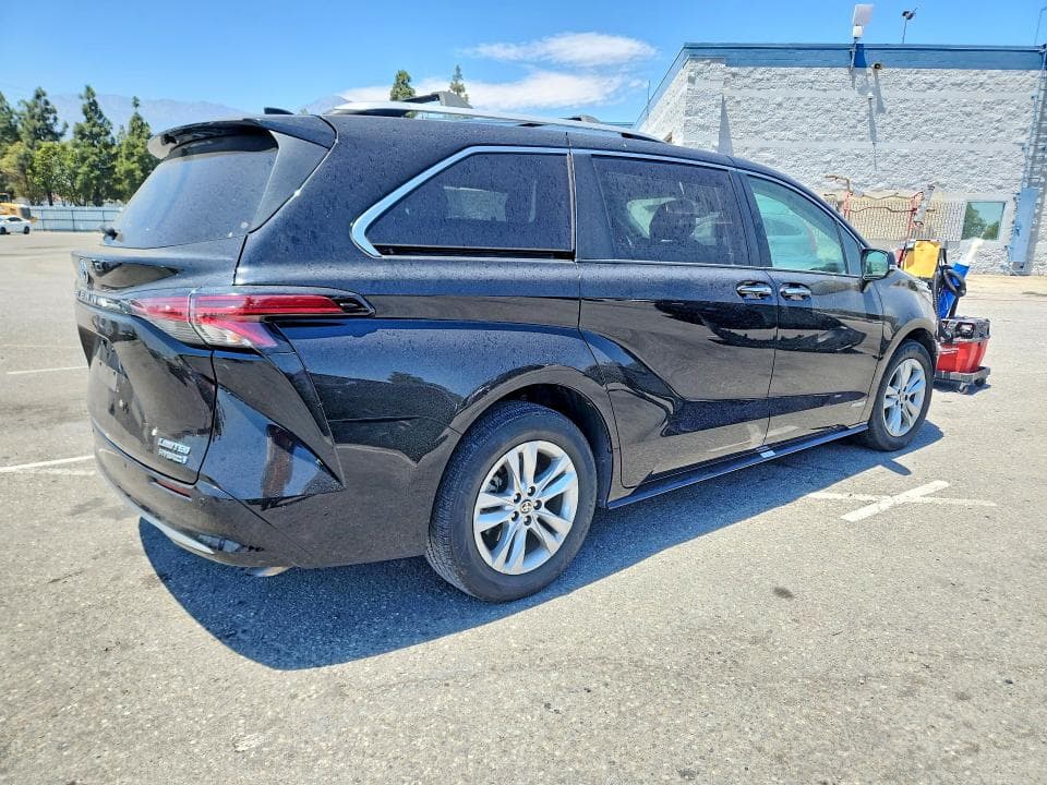 2021 TOYOTA SIENNA LIMITED 7-PASSENGER 3