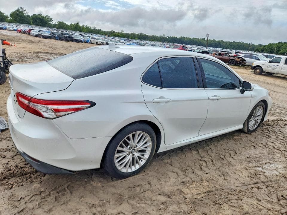 2019 TOYOTA CAMRY XLE 3