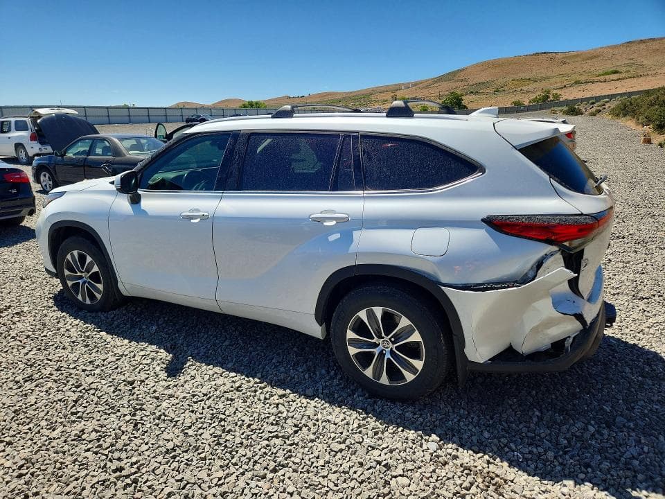 2022 TOYOTA HIGHLANDER XLE 2