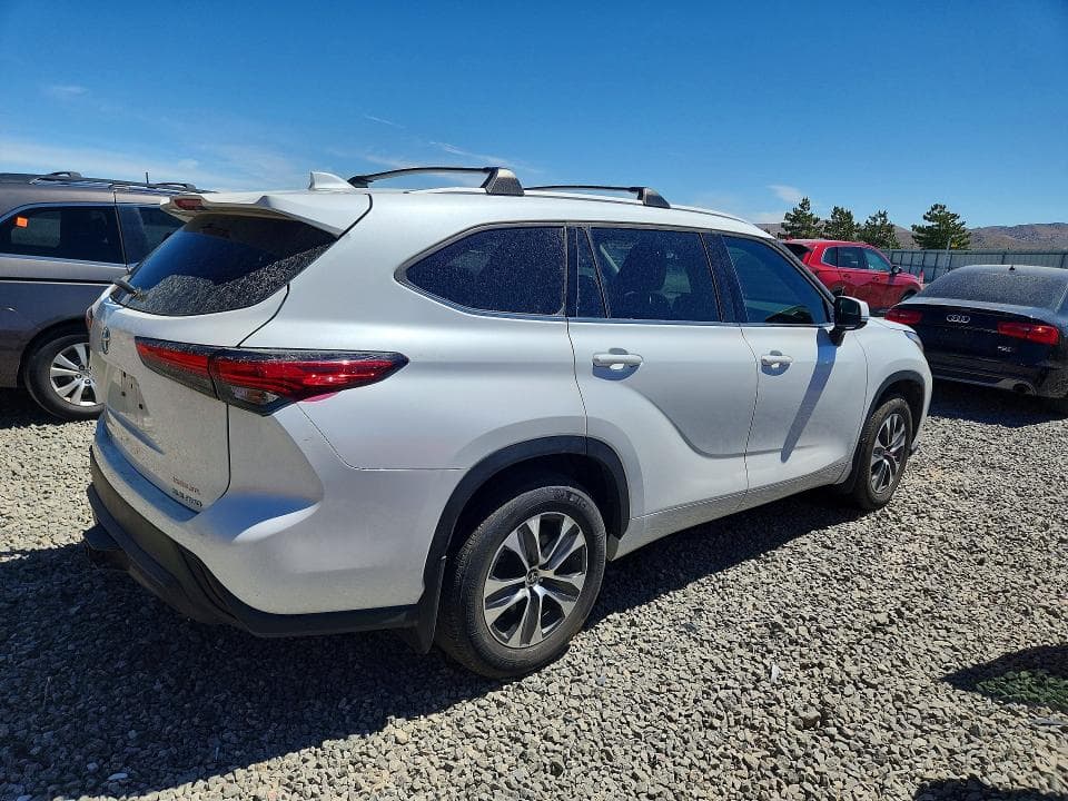 2022 TOYOTA HIGHLANDER XLE 3