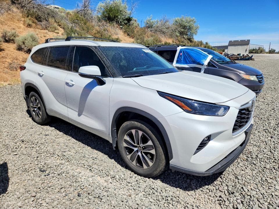 2022 TOYOTA HIGHLANDER XLE 4