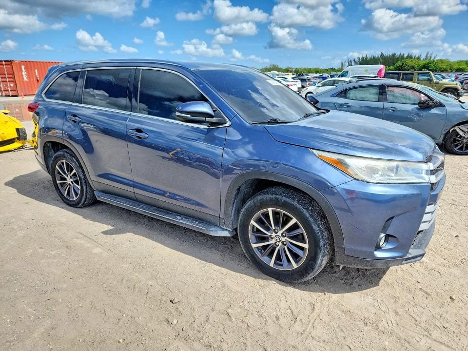 2019 TOYOTA HIGHLANDER XLE 4
