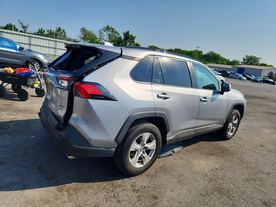2020 TOYOTA RAV4 XLE 3