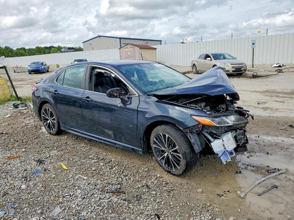 2020 TOYOTA CAMRY SE 4
