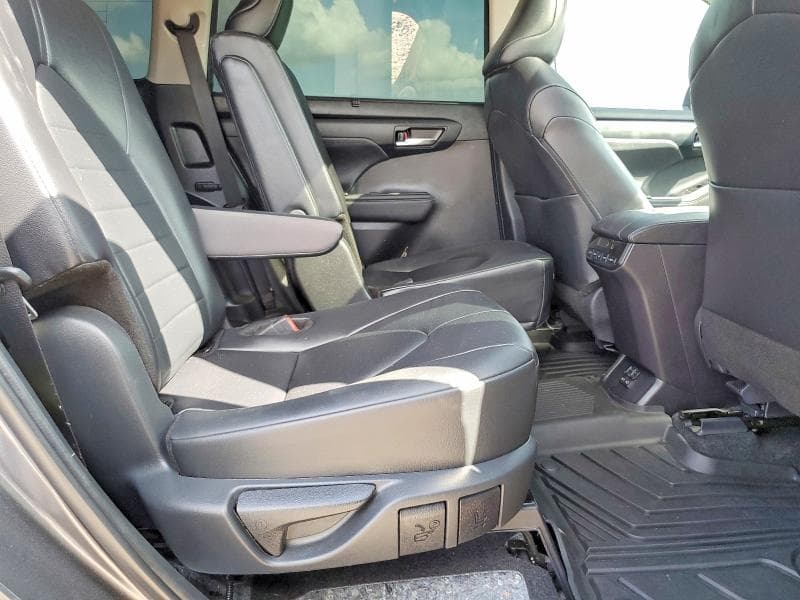 2024 TOYOTA HIGHLANDER XLE 11
