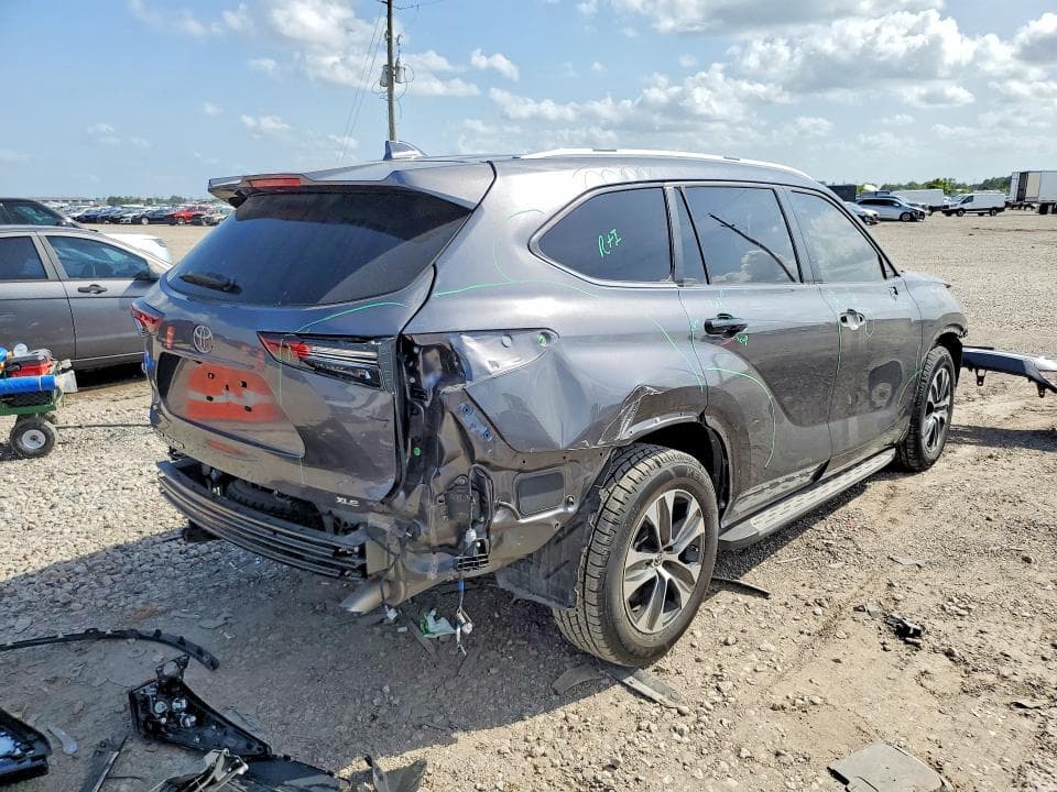 2024 TOYOTA HIGHLANDER XLE 3