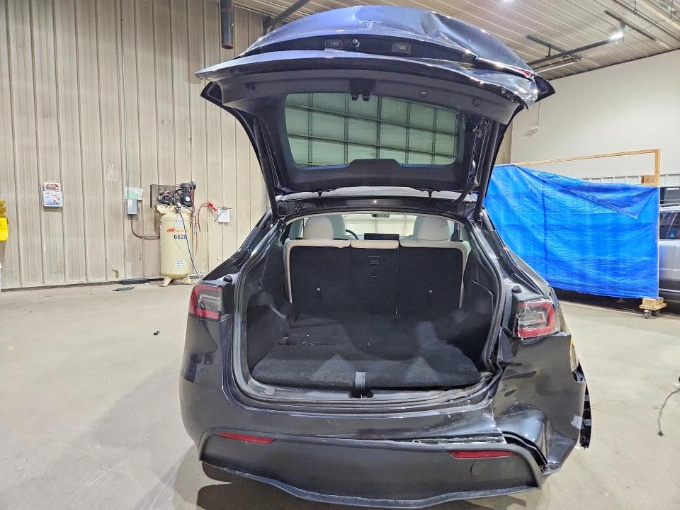 2024 TESLA MODEL Y 6