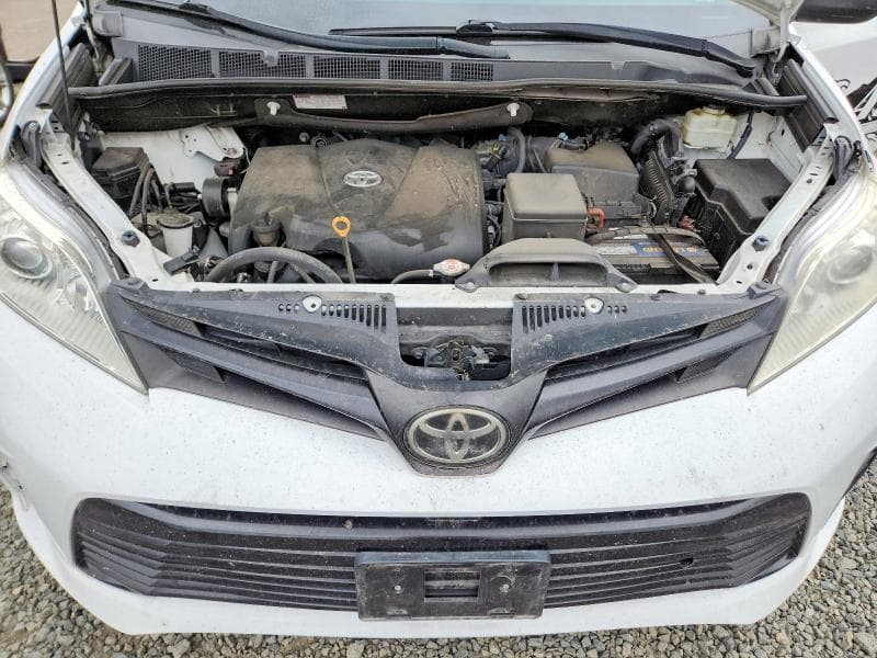 2018 TOYOTA SIENNA L 12