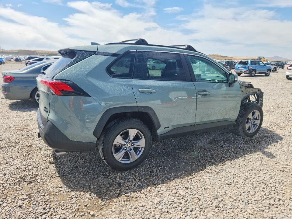2022 TOYOTA RAV4 XLE 3