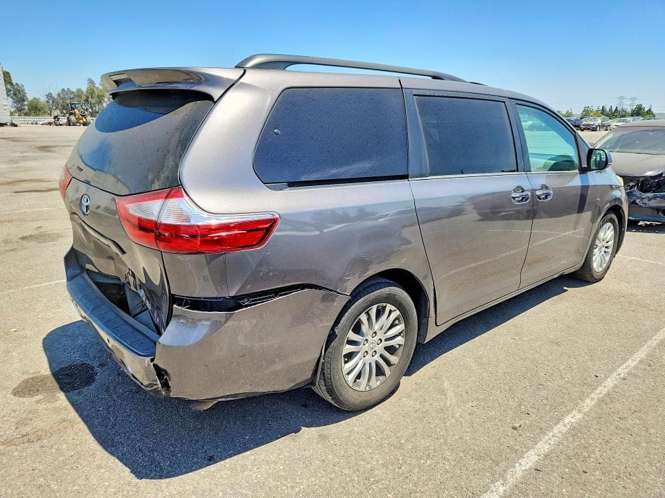 2017 TOYOTA SIENNA XLE 8-PASSENGER 3