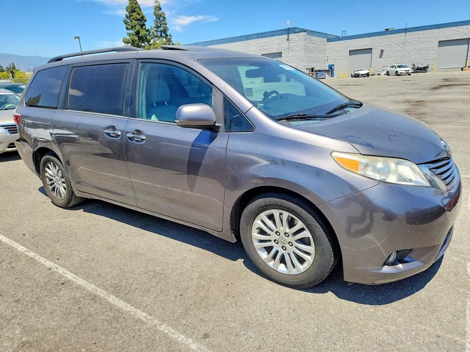 2017 TOYOTA SIENNA XLE 8-PASSENGER 4