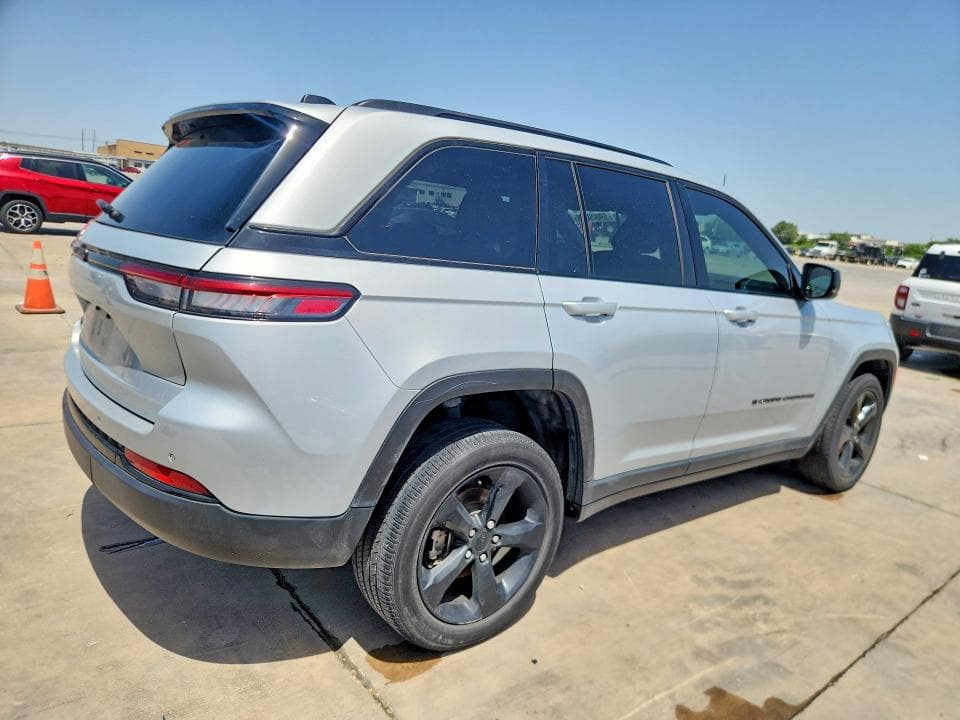 2023 JEEP GRAND CHEROKEE LAREDO 3