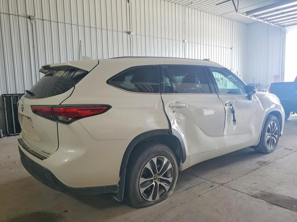 2021 TOYOTA HIGHLANDER XLE 3