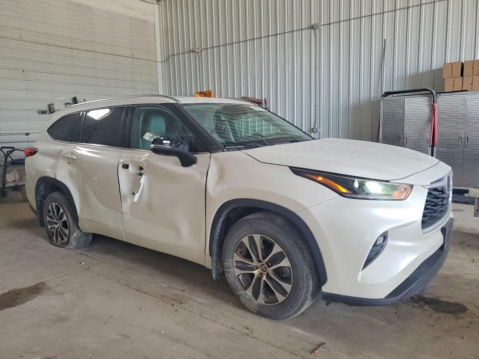 2021 TOYOTA HIGHLANDER XLE 4