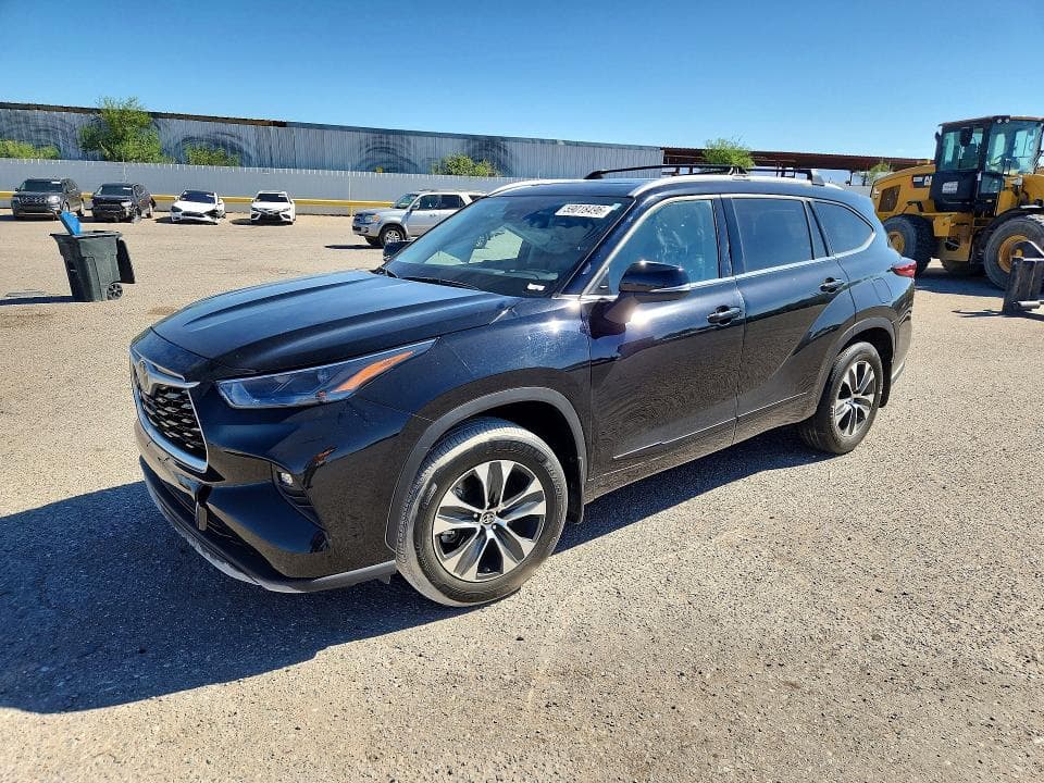 2022 TOYOTA HIGHLANDER XLE - 1