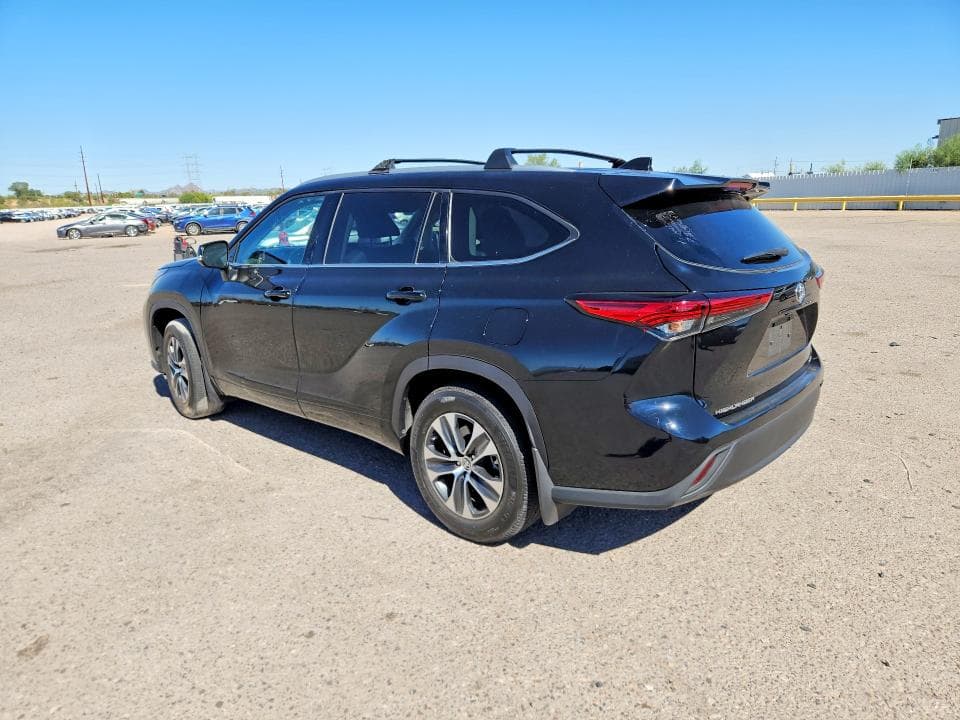 2022 TOYOTA HIGHLANDER XLE 2