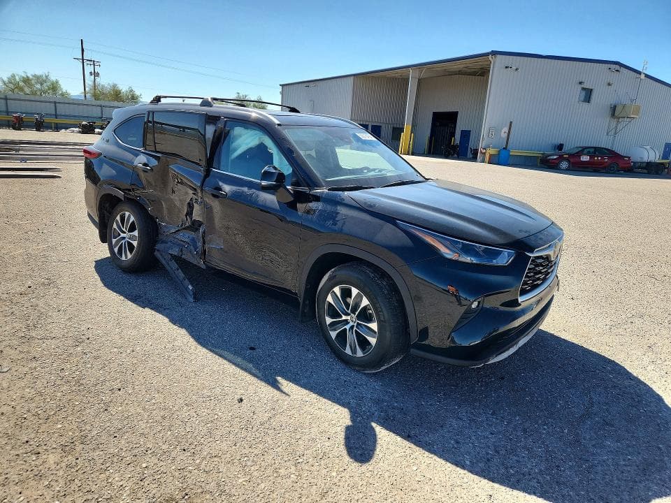 2022 TOYOTA HIGHLANDER XLE 4