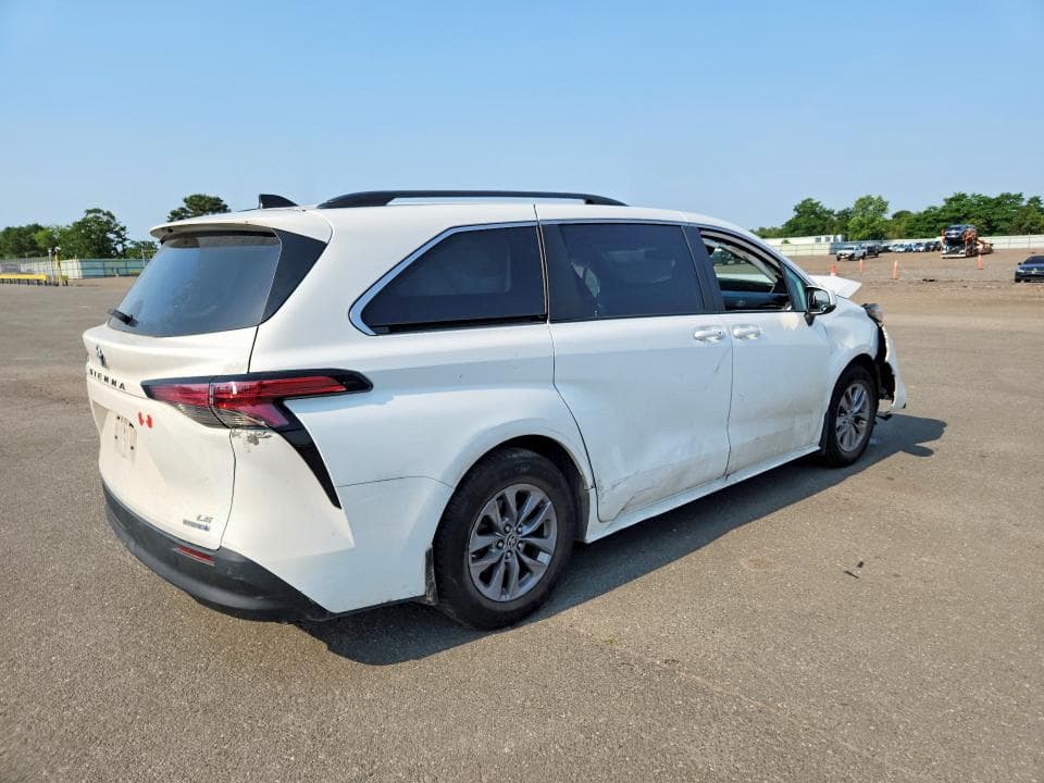 2022 TOYOTA SIENNA LE 3