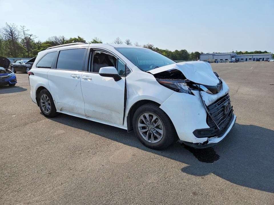 2022 TOYOTA SIENNA LE 4