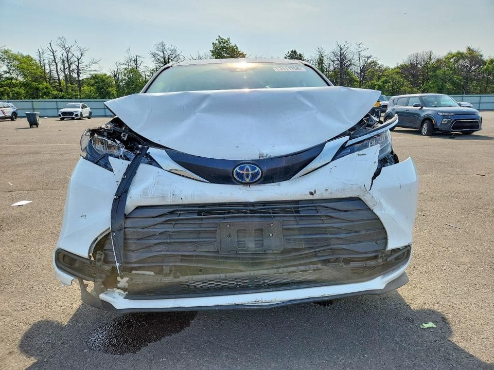2022 TOYOTA SIENNA LE 5