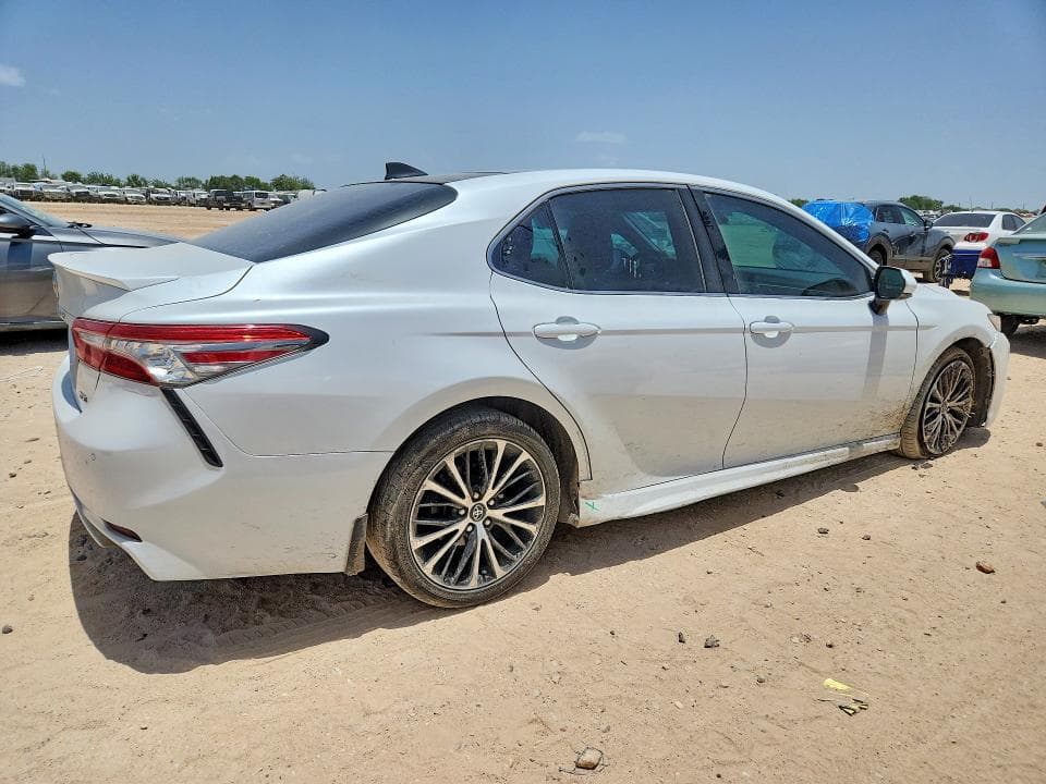 2018 TOYOTA CAMRY XSE 3