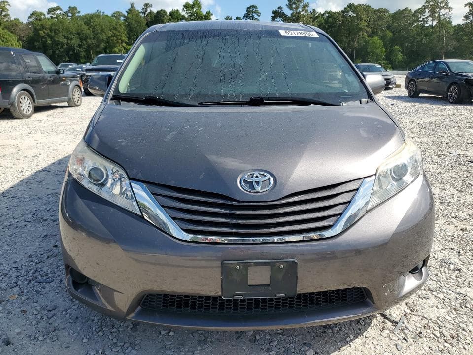 2017 TOYOTA SIENNA LE LE 5