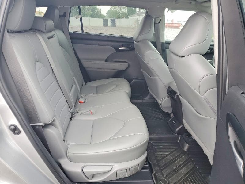 2025 TOYOTA HIGHLANDER XLE 11