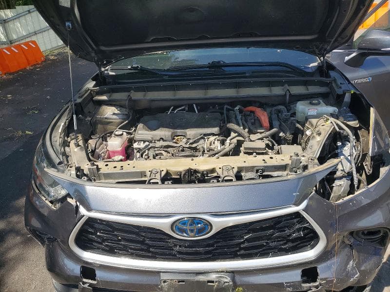 2020 TOYOTA HIGHLANDER HYBRID XLE 11
