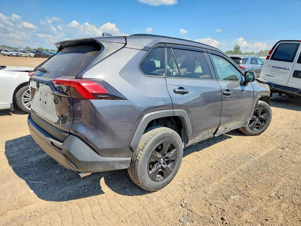 2021 TOYOTA RAV4 XLE 3