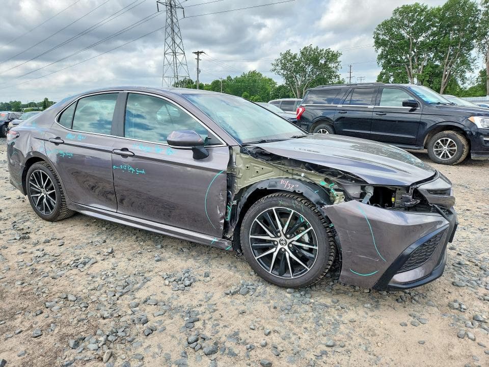2021 TOYOTA CAMRY SE 4